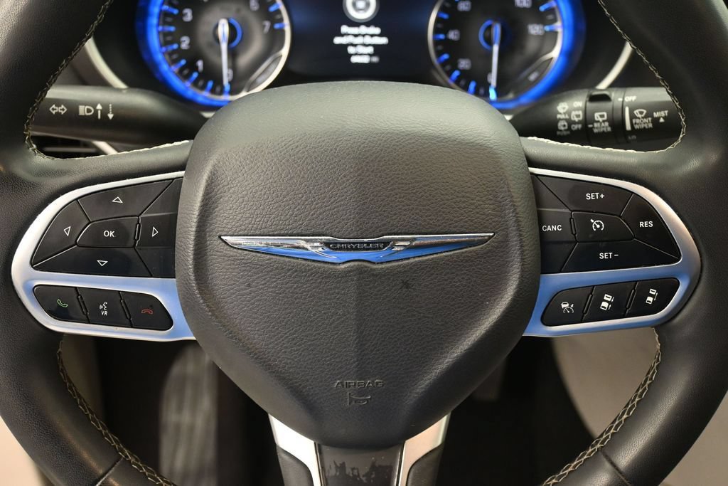 Used 2023 Chrysler Pacifica Touring-L FWD image 18