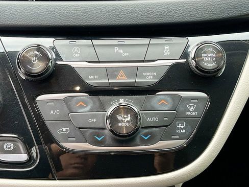 Used 2018 Chrysler Pacifica Touring Plus w/ Tire & Wheel Group FWD image 24
