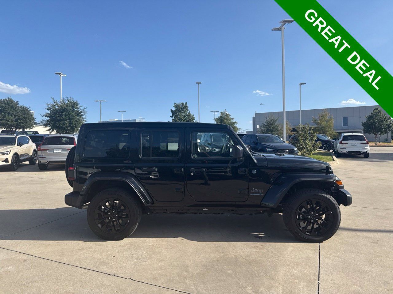 Used 2025 Jeep Wrangler Unlimited Sahara w/ Safety Group AWD/4WD image 4