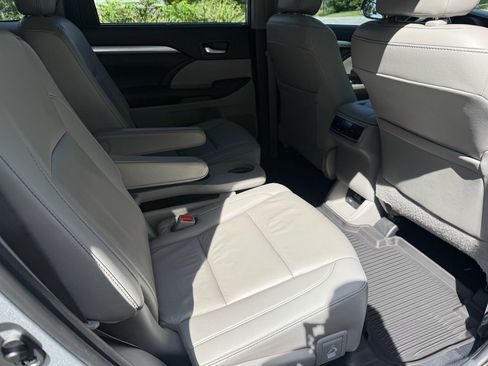 Used 2019 Toyota Highlander XLE FWD image 37