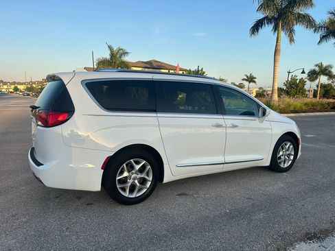 Used 2018 Chrysler Pacifica Touring-L Plus w/ Tire & Wheel Group FWD image 12