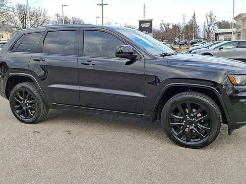 Used 2017 Jeep Grand Cherokee Altitude image 2