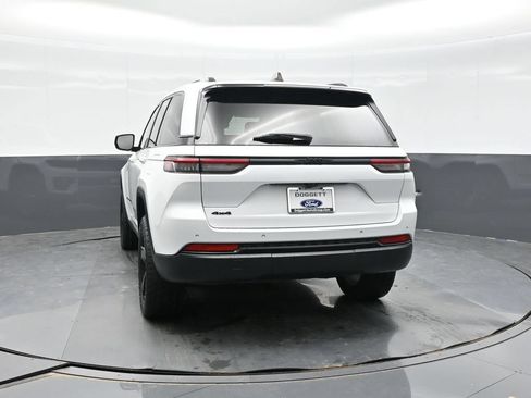 Used 2023 Jeep Grand Cherokee Altitude AWD/4WD image 4