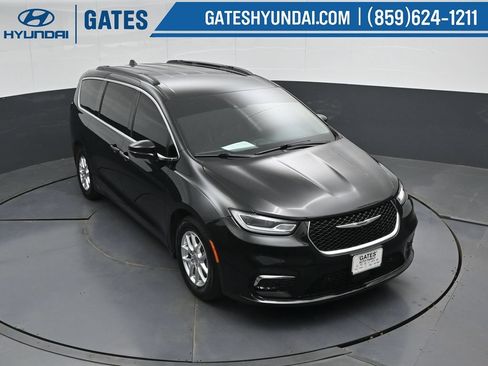 Used 2022 Chrysler Pacifica Touring-L w/ Uconnect Theater Family Group FWD image 53