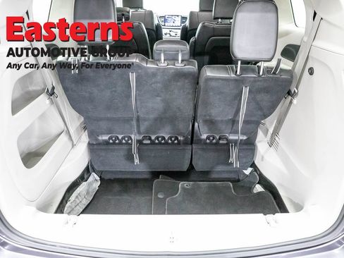 Used 2023 Chrysler Pacifica Touring-L FWD image 9