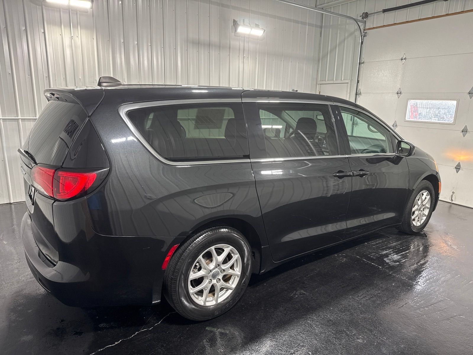 Used 2023 Chrysler Voyager LX FWD image 5