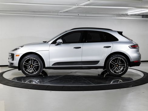 Certified 2021 Porsche Macan image 2