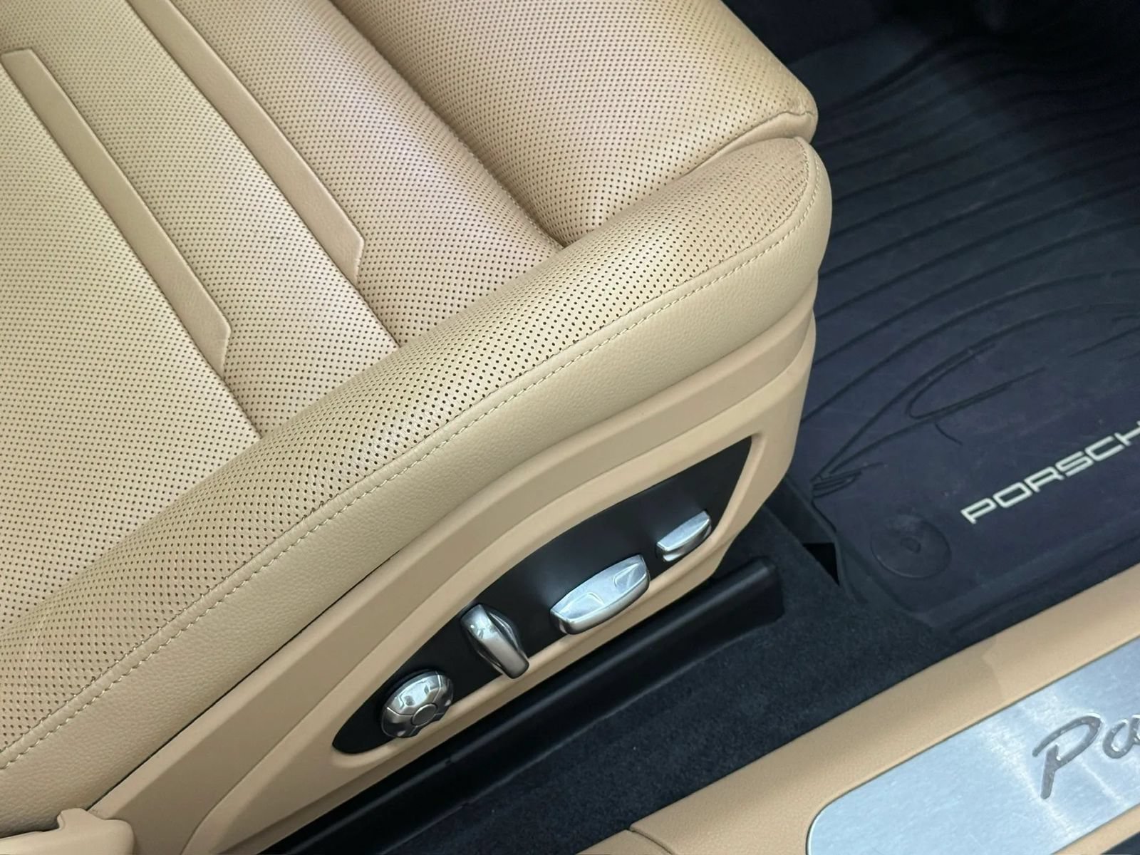 Used 2018 Porsche Panamera RWD image 20