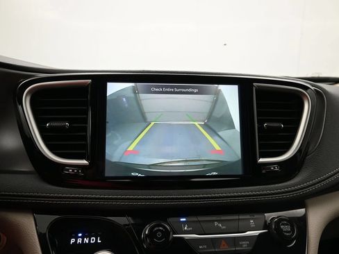 Used 2023 Chrysler Pacifica Touring-L FWD image 16