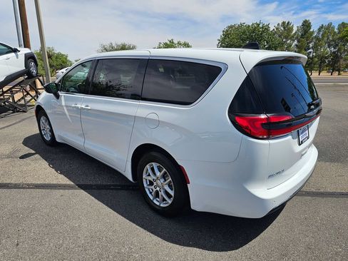 Used 2024 Chrysler Pacifica Touring-L FWD image 3