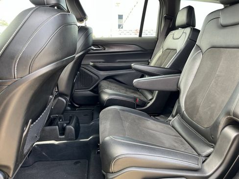 Used 2023 Jeep Grand Cherokee L Laredo RWD image 12