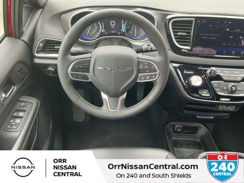 Used 2025 Chrysler Pacifica Select FWD image 19