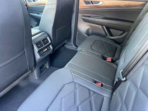 Used 2025 Volkswagen Atlas SE image 5