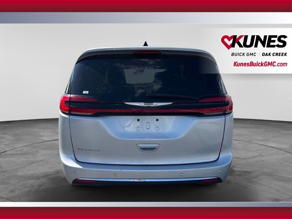 Used 2023 Chrysler Pacifica Touring-L FWD image 6