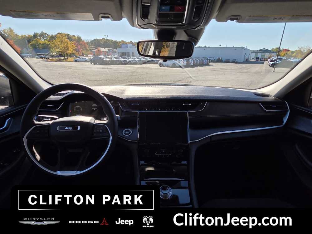 Used 2023 Jeep Grand Cherokee Laredo AWD/4WD image 20