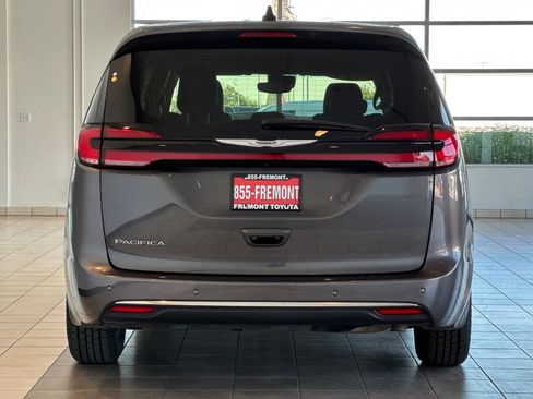 Used 2023 Chrysler Pacifica Touring-L FWD image 5