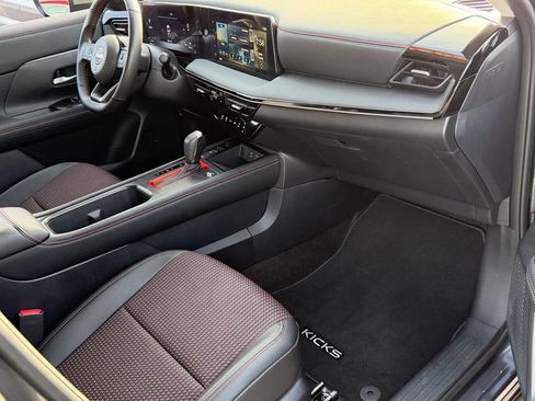 Certified 2025 Nissan Kicks SR FWD image 19
