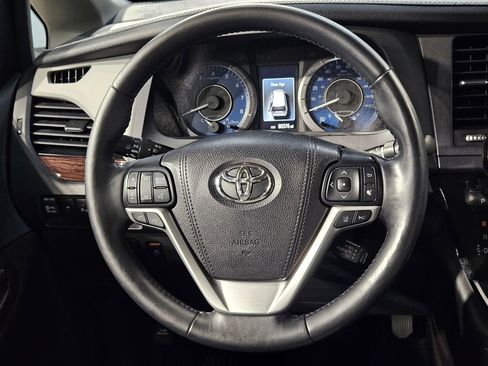 Used 2018 Toyota Sienna Limited image 28