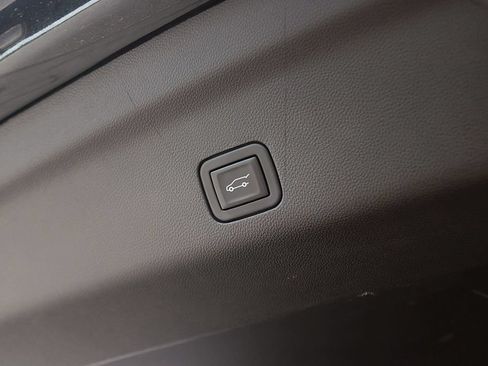 Used 2023 Chevrolet Tahoe Z71 w/ Luxury Package AWD/4WD image 19