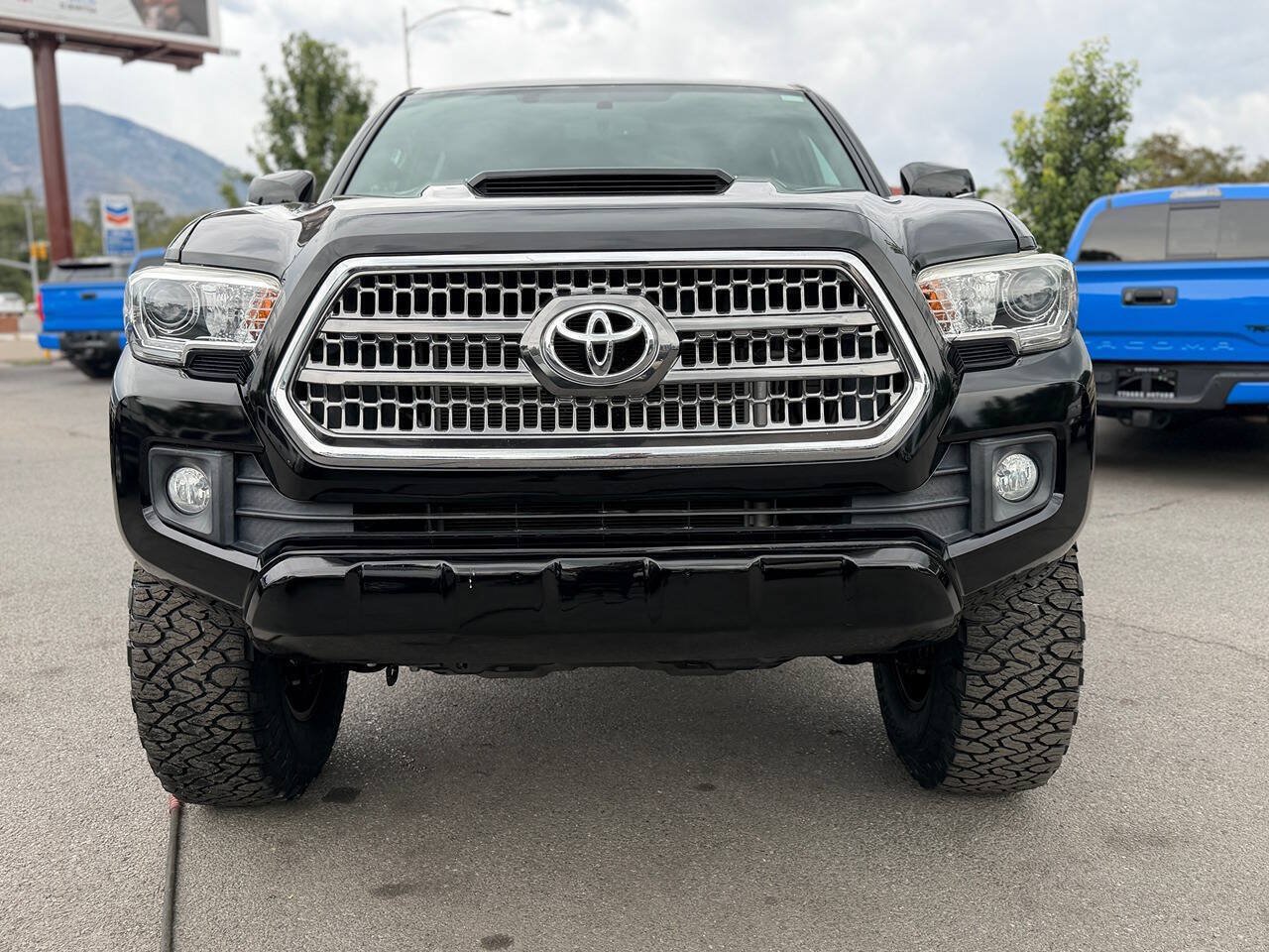 Used 2017 Toyota Tacoma TRD Sport w/ Premium & Technology Package AWD/4WD image 11