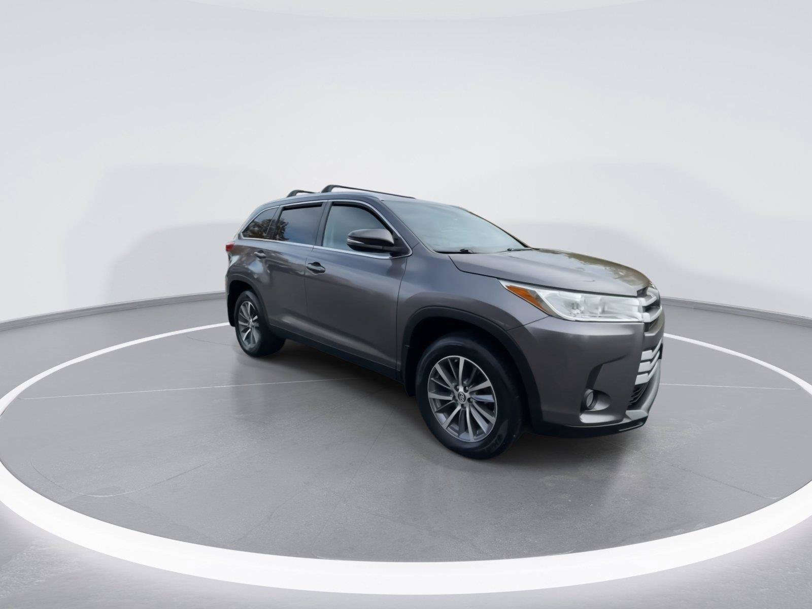 Used 2019 Toyota Highlander XLE AWD/4WD image 2