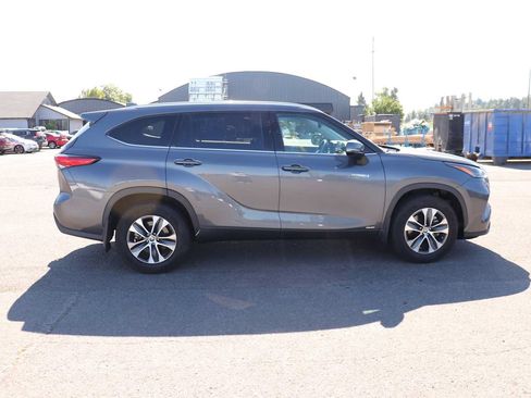 Used 2021 Toyota Highlander XLE AWD/4WD image 4