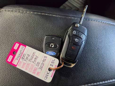 Used 2015 Ford Fusion SE FWD image 39