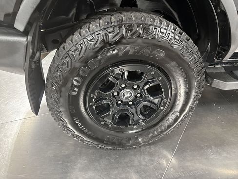 Used 2023 Ford Bronco Wildtrak image 13