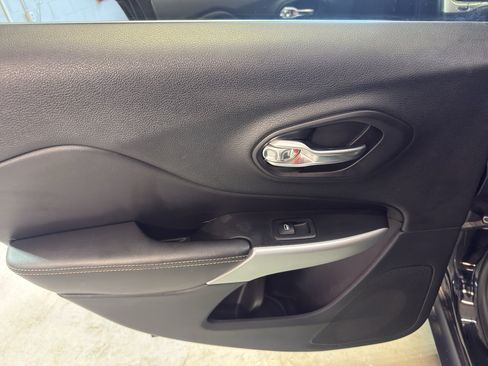 Used 2018 Jeep Cherokee Latitude Plus w/ Comfort/Convenience Group image 26