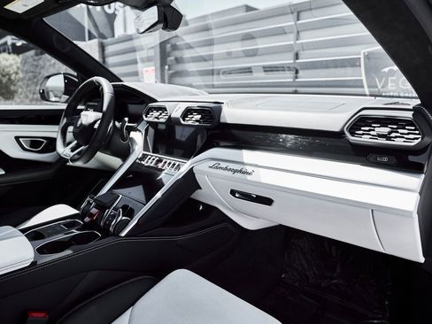 Used 2019 Lamborghini Urus AWD/4WD image 44