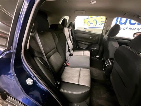 Used 2024 Nissan Rogue SV image 16