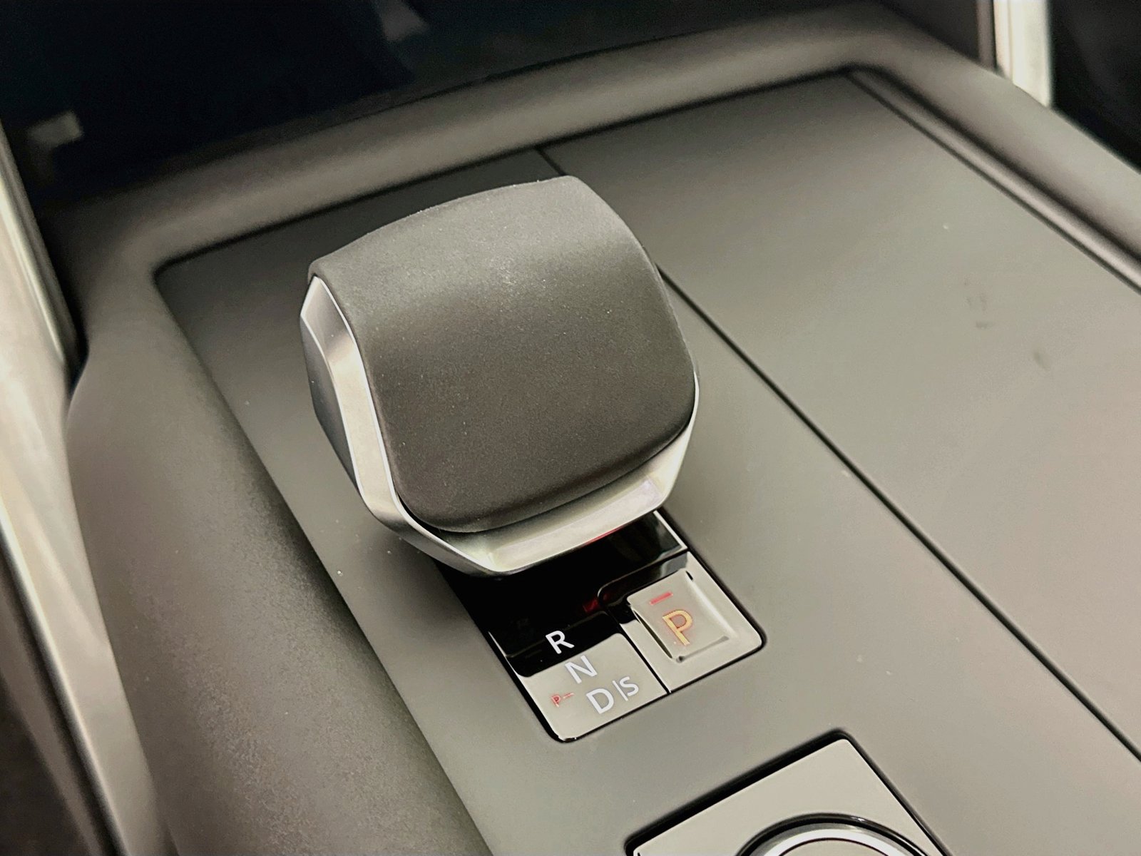 New 2026 Land Rover Discovery Limited Edition AWD/4WD image 28