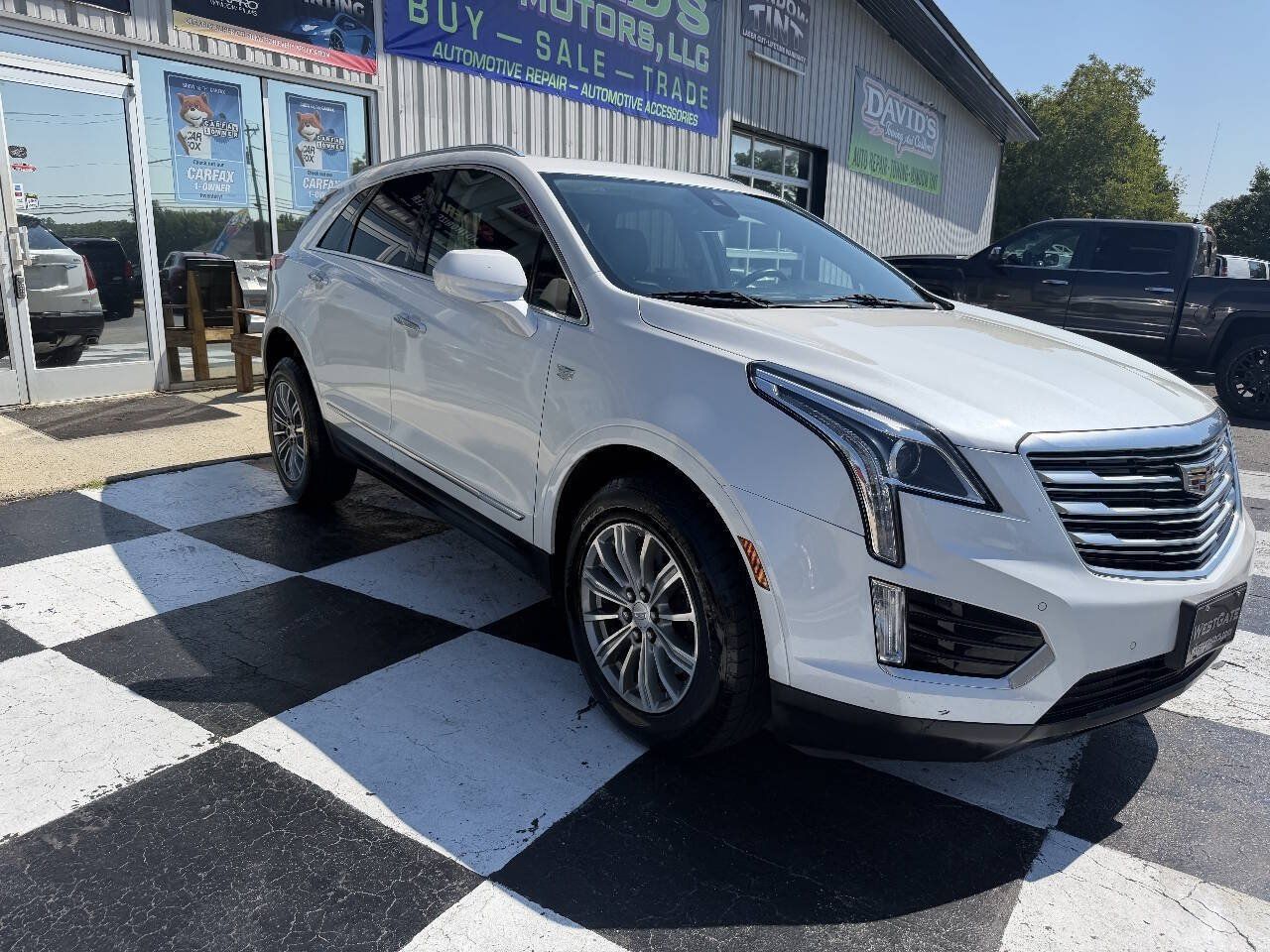 Used 2017 Cadillac XT5 Luxury w/ Driver Awareness Package AWD/4WD image 3