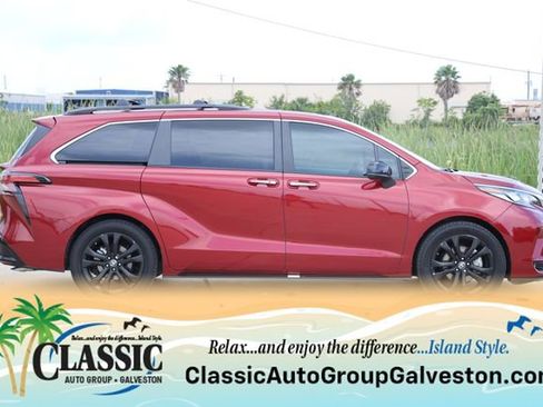 Certified 2023 Toyota Sienna XSE w/ XSE Plus Package FWD image 4