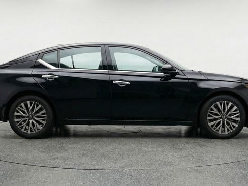 Used 2025 Nissan Altima 2.5 SV image 11