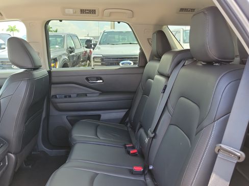Used 2025 Nissan Pathfinder SL FWD image 13