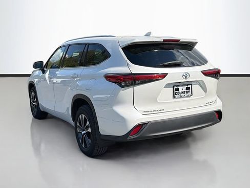 Used 2020 Toyota Highlander XLE AWD/4WD image 5