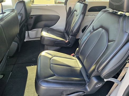 Used 2024 Chrysler Pacifica Touring-L image 10