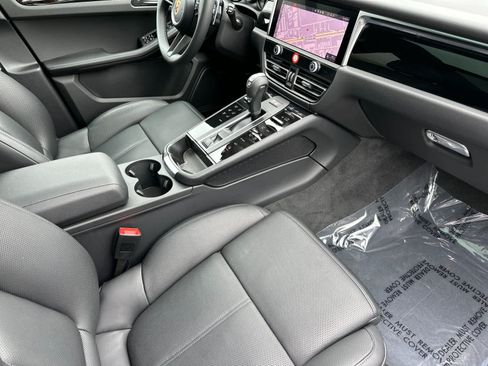 Certified 2026 Porsche Macan AWD/4WD image 17