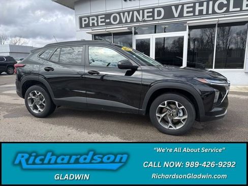 Used 2025 Chevrolet Trax LT image 1