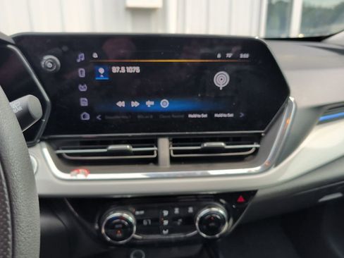 Used 2025 Chevrolet Trax LT FWD image 8