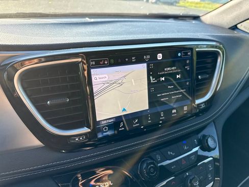 Used 2026 Chrysler Pacifica Limited FWD image 13