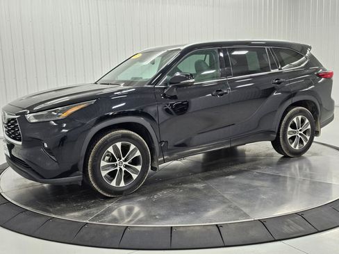 Used 2022 Toyota Highlander XLE AWD/4WD image 1