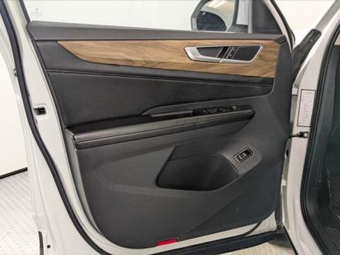 Used 2024 Volkswagen Atlas SE FWD image 12