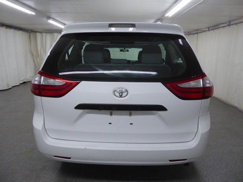 Used 2016 Toyota Sienna L image 6