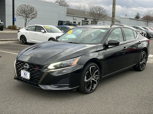 Used 2024 Nissan Altima 2.5 SR w/ SR Premium Package image 3