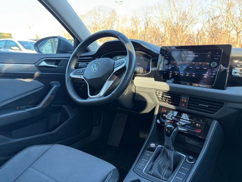 Used 2025 Volkswagen Jetta SE image 37