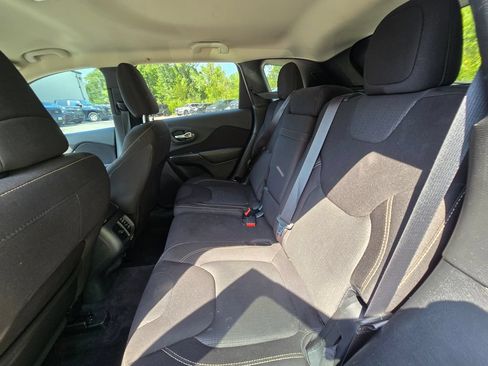 Used 2016 Jeep Cherokee Latitude AWD/4WD image 17