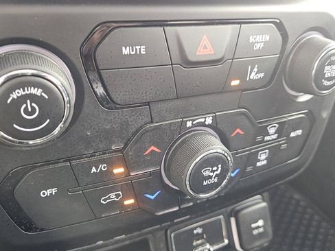 Used 2021 Jeep Renegade Latitude w/ Convenience Group FWD image 13