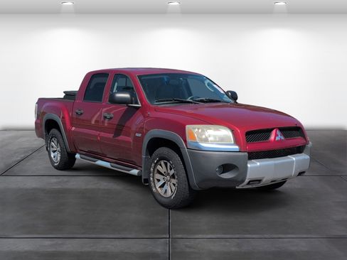 Used 2006 Mitsubishi Raider DuroCross AWD/4WD image 2